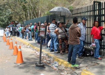 Colas de compradores entorpecen libre paso vehicular. ARCHIVO