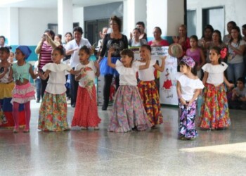 Escolares movieron las caderas al ritmo del tambor