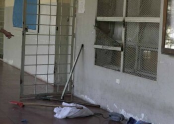 Vándalos arrancaron el protector metálico de las aulas