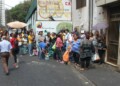 Las personas permanecen más de tres horas en la parada