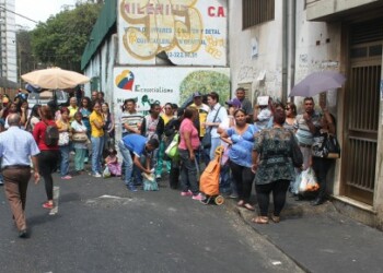 Las personas permanecen más de tres horas en la parada