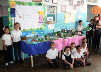 Estudiantes trabajaron con materiales reciclados