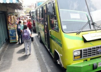 os autobuses “piratas” quieren cobrar 50 bolívares o más para trasladarlos. ARCHIVO