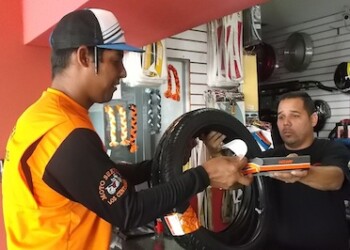 Los motorizados compraron desde pastillas para frenos hasta cauchos