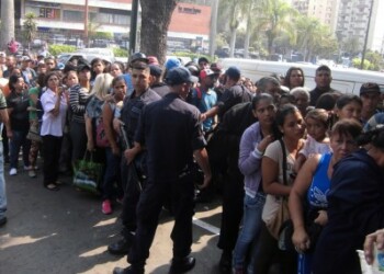 Colas de compradores entorpecen libre paso vehicular. ARCHIVO