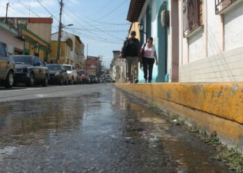 Bote de agua lleva meses en la Calle Sucre