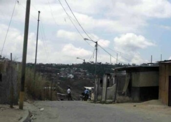 Los vecinos han tenido que reemplazar diversos bombillos