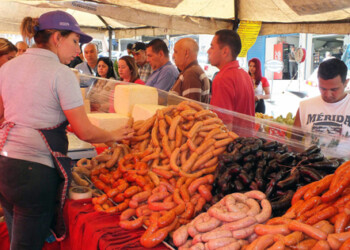 Amas de casa rinden el presupuesto lo más que pueden.