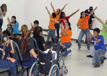 Estudiantes se preparan para el festival de teatro