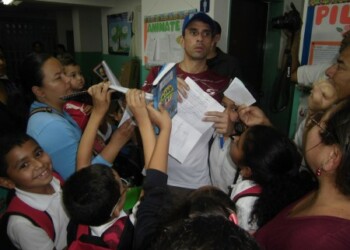 Capriles además entregó un conjunto de obras sociales para beneficio de más de 150 familias del sector, tras una inversión de 3 millones 35 mil bolívares