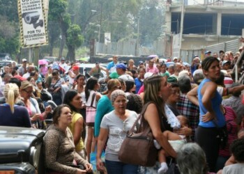 El tumulto de compradores se apersonó desde las 6 am cuando se corrió el rumor del despacho de azúcar.