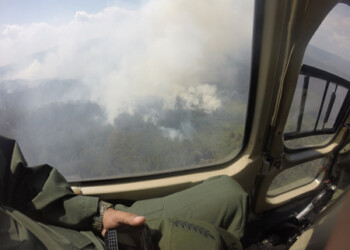 Vista desde el aire del incendio que consume el Parque Nacional Macarao.