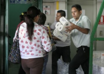 Ayer, a las 8:00 de la mañana, se aglomeraron algunos ansiosos, amas de casa y transeúntes en las puertas del expendio