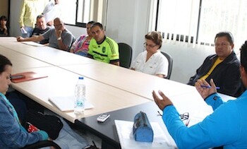 Reunión del alcalde Josy Fernández con miembros de la Asociación Civil Vencedores de Los Salias, luego de una disputa con terrenos en Potrerito