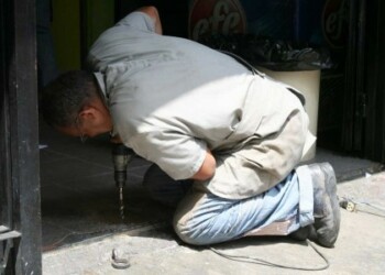 Reforzar las puertas de seguridad en comercios supera los 600 mil bolívares, tan sollo en colocar materiales mayor resistentes en las santamarías y los cilindros de seguridad