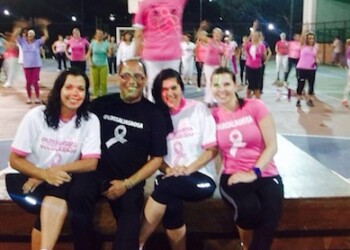 Miembros de la fundación Los Salias Rosa invitan a las mujeres sanantoñeras a cuidar su salud, realizándose mamografías y exámenes pertinentes.