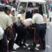 Los funcionarios arremetieron contra los estudiantes, entre los que se encuentra una joven de 15 años.