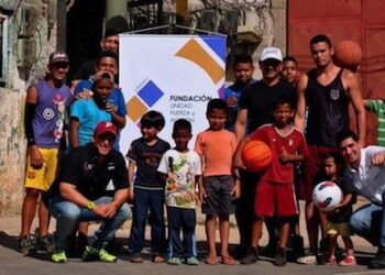 Escuelas deportivas y educativas han sido abordadas por este voluntariado que cada día suma seguidores.