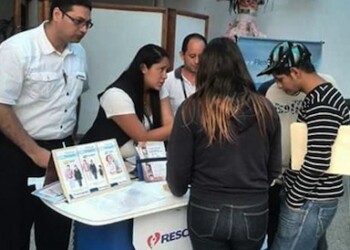 A la feria asistieron más de 25 empresas ofertando plazas de trabajo a los jóvenes.