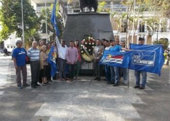 Militantes y dirigentes de la tolda azul colocaron ofrenda floral ante la estatua del Libertador.