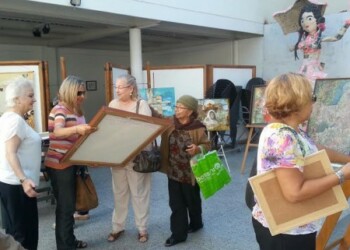 Mujeres sanantoñeras artistas se reunieron en la plaza del Complejo Cultural y Deportivo de Los Salias para exhibir sus obras en conmemoración del Día Internacional de la Mujer.
