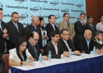 Diputados de la Asamblea Nacional acompañaron a Chuo Torrealba durante el anuncio.