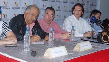 : El alcalde Francisco Garcés en compañía de los homenajeados