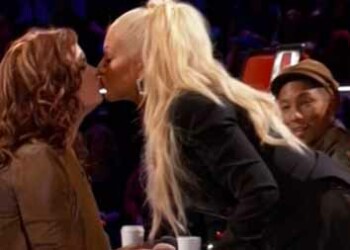 Christina Aguilera en pleno beso