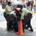 El foco de violencia más importante se suscitó al momento de la detención de cinco alumnos y tres féminas estudiantes del liceo Muñoz Tebar, pues los funcionarios municipales arremetieron contra todos los que intentaron evitar la aprehensión.