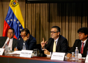 El vicepresidente de economía productiva, Miguel Pérez Abad, anunció que las divisas para viajes al exterior se liquidarán al tipo de cambio flotante o Dicom que arrancará en 206 bolívares por dólar, y el protegido seguirá en Bs. 10.