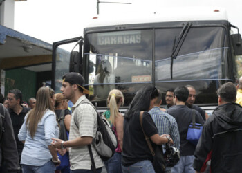 La manifestación por el aumento del pasaje se extendió por dos horas, durante las cuales los protestantes se apostaron en la calle y hasta atravesaron una gandola para impedir el paso de vehículos.  DEYSI PEÑA