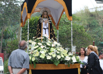 la imagen fue decorada con cientos de flores donadas por los sampedreños.