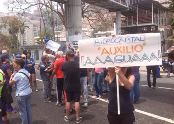 Dos horas después que comenzó la protesta llegaron al  lugar  efectivos de la GNB y de la Policía Nacional Bolivariana (PNB), quienes mediaron con los vecinos afectados para reabrir el paso vehicular.