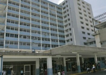 la adolescente arrollada por uno de sus transportistas y que se encuentra recluida hace una semana en el Hospital Pérez Carreño.