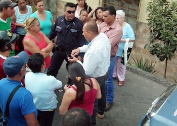 Vecinos trancaron la calle como forma de protesta