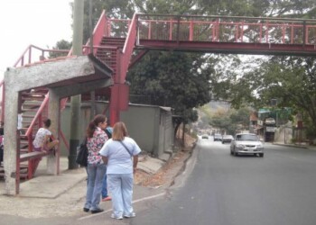 Vecinos solicitan restauración del alumbrado público