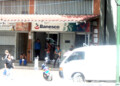 La joven fue despojada de sus pertenencias en las afueras de la agencia bancaria