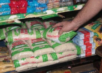Hasta comer arroz se ha vuelto una tarea titánica en los hogares venezolanos. ARCHIVO