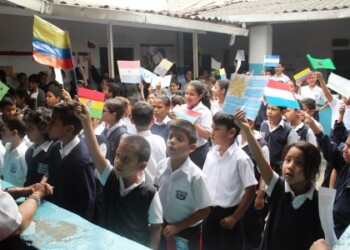 Escolares ondearon las banderas en señal de solidaridad