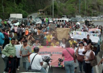 Docentes de Altos Mirandinos protestaron durante cuatro horas