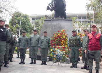 Se realizó una ofrenda floral y una parada militar