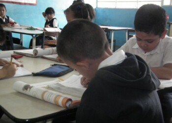 Escolares trabajan para agasajar con poemas a las madres