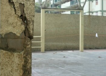 Lluvias y aguas servidas fracturaron muro de la Anita Espinal