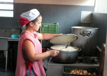Cocineras hacen maromas para garantizar la nutrición de los escolares