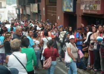 Efectivos de la Guardia del Pueblo y de la Policía de Miranda se ven obligados a controlar la venta en estos expendios