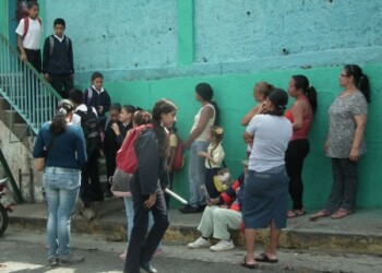 Los estudiantes están recibiendo clases hasta media mañana