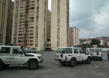 Funcionarios policiales se desplegaron en la residencia para dar captura a los antisociales