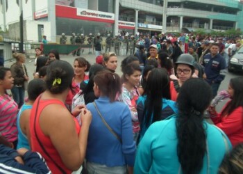 Compradores se alborotaron cuando les dijeron que no venderían más productos