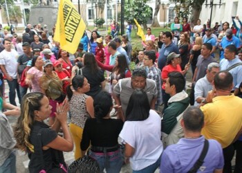Adversarios políticos sostienen careo en la plaza Bolívar