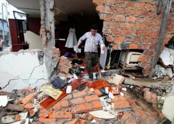 Más 135 réplicas tras sismo de 7,8 grados Richter que ha dejado cientos de muertos